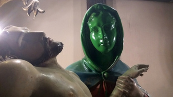 Zöldre festették a Szűz Mária-szobor fejét