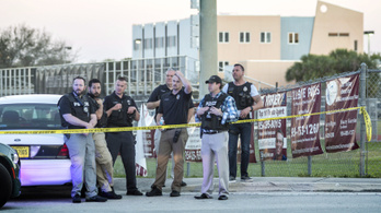 Tétlenül állt az iskola előtt a seriffhelyettes, miközbent bent Cruz lelőtt 17 diákot