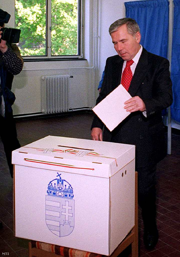1998. május 10. - Horn kormányfőségének utolsó heteiben leadja szavazatát a XII. kerületben