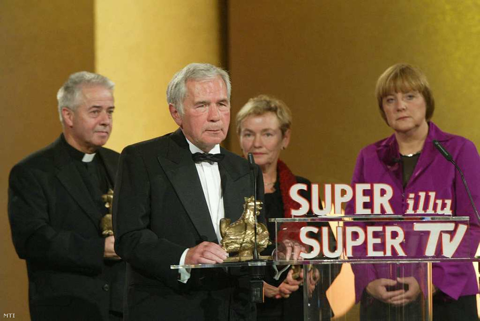 Berlin, 2004. szeptember 23. - Horn átveszi az Arany Jérce-díjat. a vasfüggöny megnyitása miatt kapott elismerést. A díjat a CDU akkori elnöke, Angela Merkel adja át