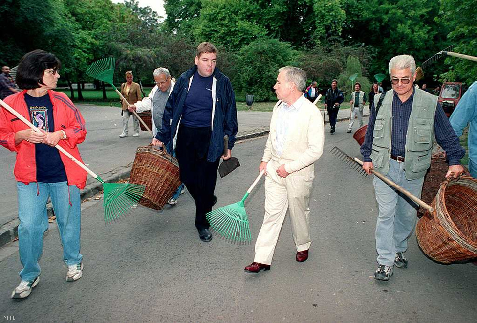 2000. szeptember 16. -  A már exkormányfő Horn az örökszervezkedő Schmuck Andorral és a bősi exkormánybiztossal, Nemcsók Jánossal szemetet gyűjt a Margitszigeten