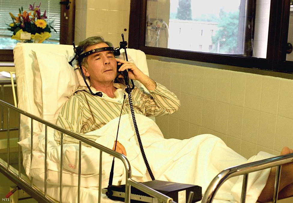 1994. május 10. - A miniszterelnök-jelölt Hornt a miskolci kórház intenzív osztályán ápolják. Konvojával súlyos, csigolyasérüléssel járó balesetet szenvedett