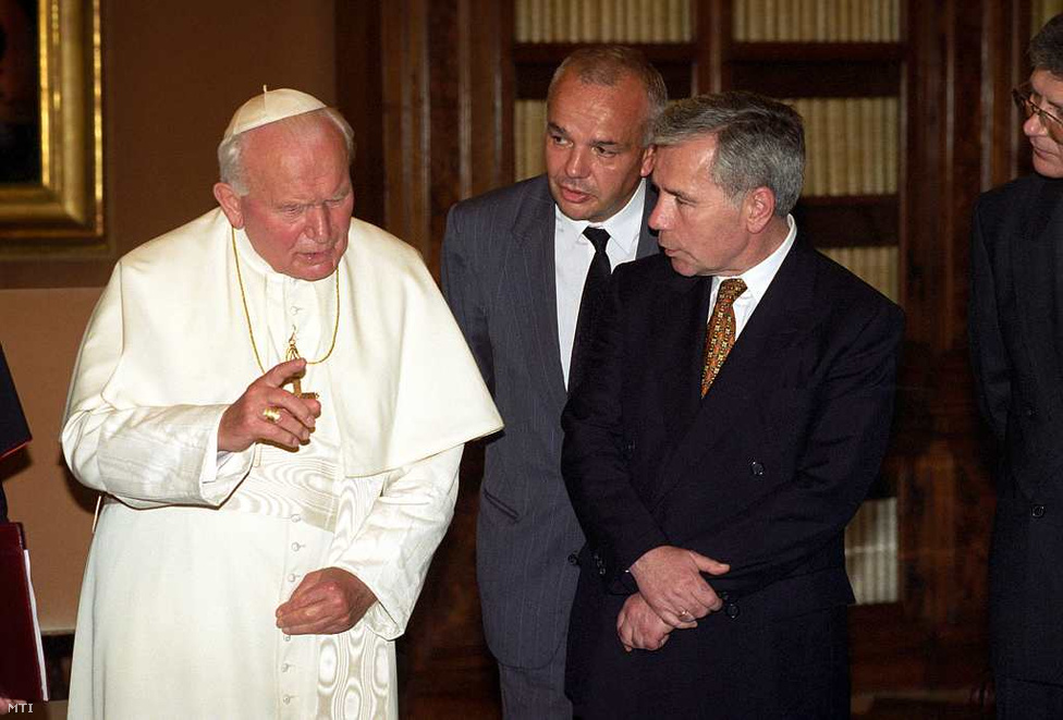 Vatikán, 1997. június 20. - II. János Pál pápa fogadja Horn Gyula miniszterelnököt a Vatikánban. Horn másodszor találkozott a pápával, az egyház és a magyar állam közötti finanszírozási megállapodást írták alá