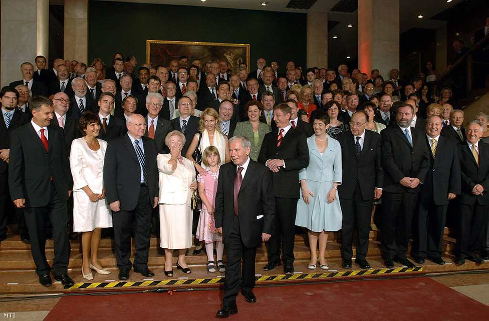 2007. július 6.  - Horn Gyulát köszöntik 75. születésnapján. A partira eljött többek között Mihail Gorbacsov volt szovjet elnök, Genscher volt német alkancellár, Gyurcsány Ferenc miniszterelnök és az MSZP vezetése