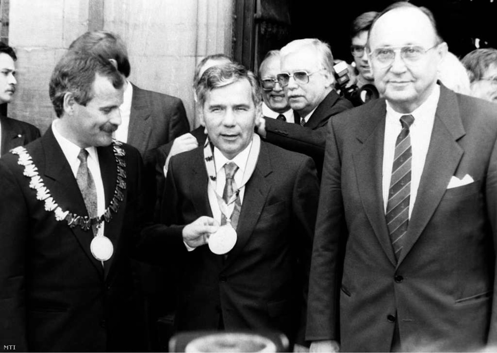 Aachen, 1990. június 6. - Horn Gyula Churchillel és Konrad Adenauerrel egy sorban: ő is megkapta a Károly-díjat. A képen pedig Genscher mellett az aacheni főpolgármester látható