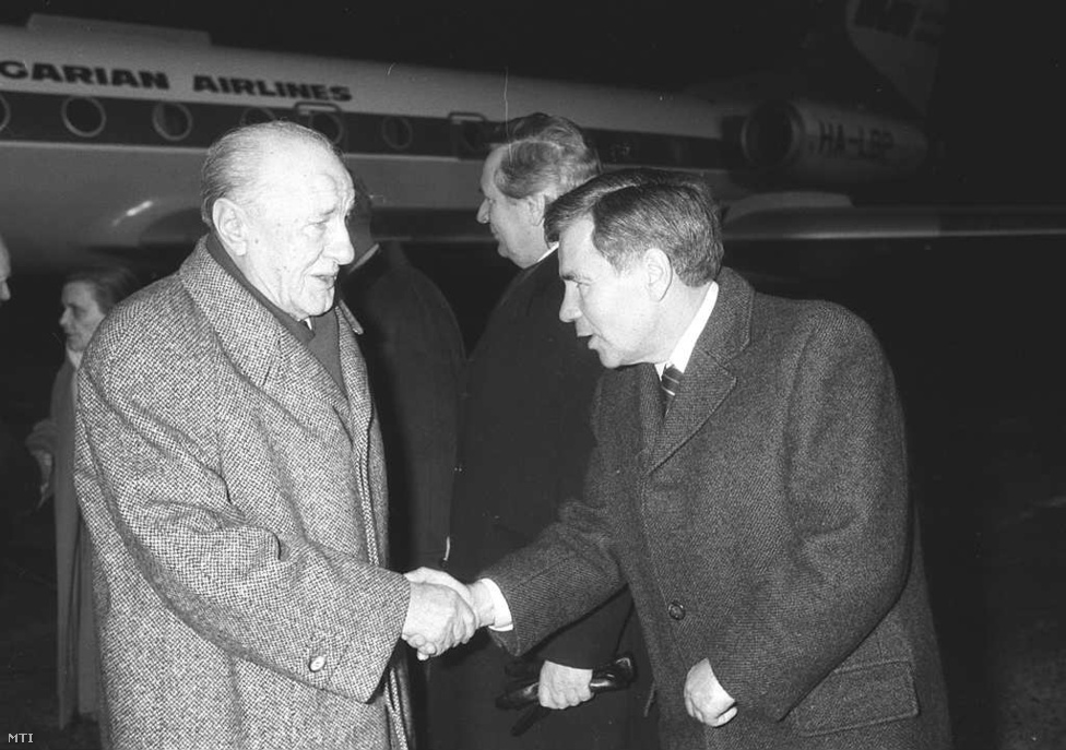 Horn Gyula külügyminisztériumi államtitkár  üdvözli berlini útjáról 87 decenberében hazatérő Kádár Jánost, az MSZMP főtitkárát a Ferihegyi repülőtéren. Kádár a Varsói Szerződés tagállamainak vezetőivel találkozott.