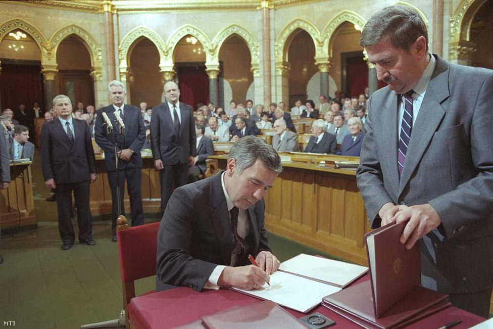 1989. május 10. - 
                        Parlamenti ülésszak kezdődik az ekkor még ritkán ülésező, súlytalan Országgyűlésben. A külügyminiszter Horn ez alkalomból okmányt ír alá.