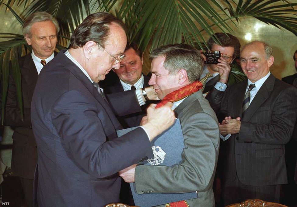 1990. március 24. - Horn Gula az NSZK nagykeresztjét veszi át Hans-Dietrich Genscher nyugat-német alkancellártól. A háttérben Németh Miklós miniszterelnök 