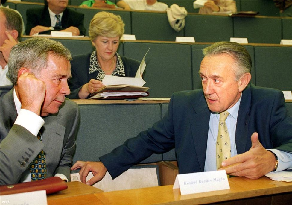 1998, tisztújítás: a választási bukás után Horn Gyula nem elnökölte tovább az MSZP-t, hat évre Kovács László ragadta magához a pártot.