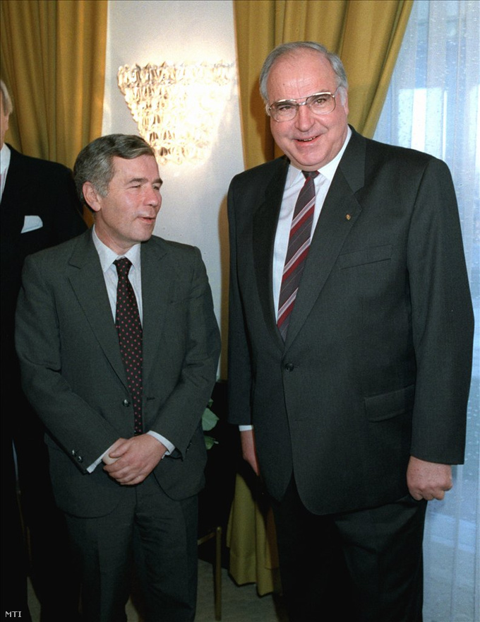 1989. december 18. Helmut Kohl, Horn Gyula külügyminiszterrel  a Parlamentben. 