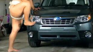 Meztelen testek a Subaru reklámjában