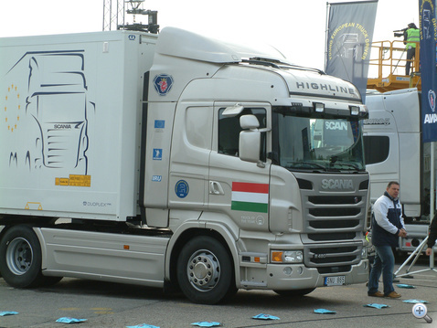 Magyar háttér: a fordított Z-nél használt kamion és a versenyzőnket felkészítő Scania-oktató, Pillár Gyula