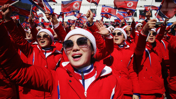 Szexrabszolgának használják a pártvezetők az észak-koreai szurkolócsapatot