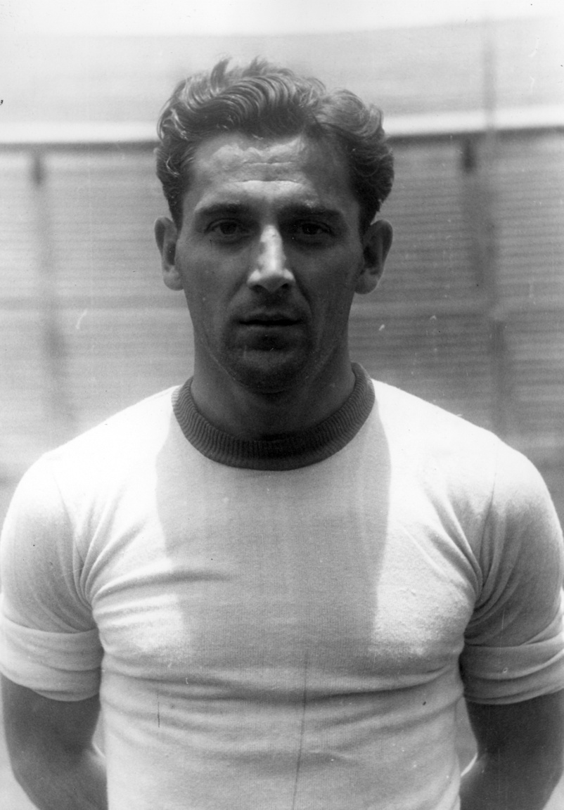 Rudas Ferenc, minden idők egyik legkiválóbb magyar hátvédje, akit saját idejében Európa egyik legjobb védői között tartottak számon. A Kőbányai TC, majd a Törekvés csapatain át került a Fradiba. A második világháborúban zászlósként szolgált, a háború utáni válogatottban ő szerezte az első magyar gólt. 1945-ben vette át az Üllői úti székház büféjének vezetését, amelyet az 1952-es államosításig vezetett. A válogatottban 23 meccsen szerepelt és 3 gólt szerzett. Az FTC Baráti Kör elnökségének a tagja, majd vezetője is volt. Két éve februárban, 94 éves korában, mint a legidősebb válogatott labdarúgó hunyt el.