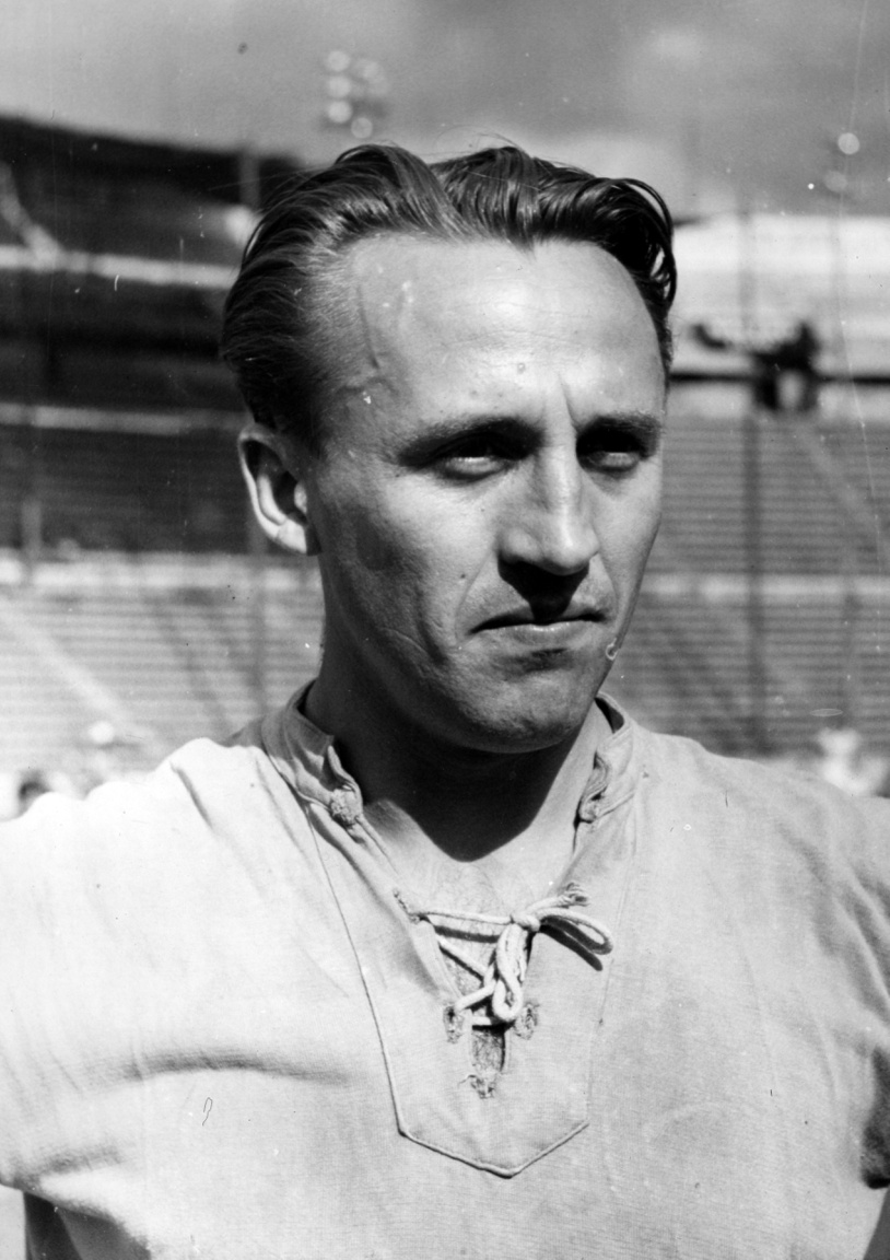 Kéri Károly, aki a MÁVAG-tól érkezett a Ferencvárosba. Amolyan szürke eminenciásnak számított, akit védőként és fedezettként is eredményesen lehetett bevetni. Arról volt nevezetes, hogy 1944. december 17-én ő szerezte a Fradi utolsó világháborús gólját. Egyszeres bajnok és kupagyőztes volt. Egyetlen meccsen szerepelt a válogatottban: 1948 május 23-án, a csehek ellen 3-1-re megnyert találkozón csereként lépett pályára. Pályafutása után vendéglősként és lakosként is hű maradt a Ferencvároshoz. .Egy nappal 79. születésnapja után temették el.