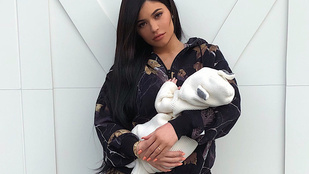 Végre újszülött lányával is fotózkodott egyet Kylie Jenner