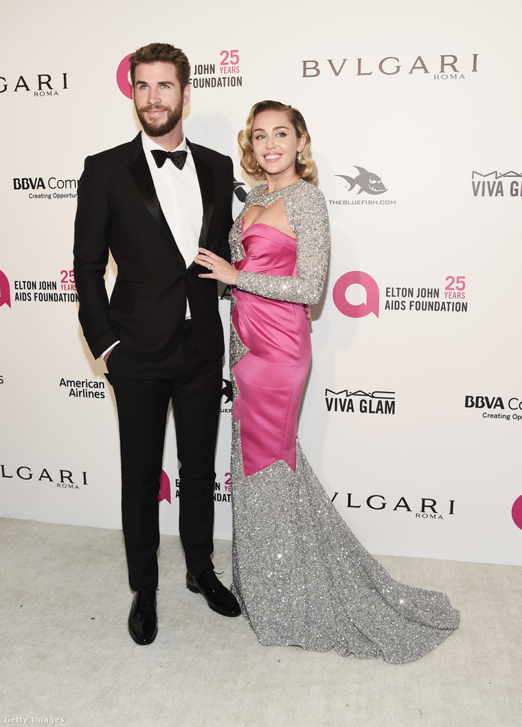 Ebben a ruhában jelent meg Miley Cyrus a 2018-as Oscar-gála utáni partik egyikén. 