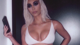 Kim Kardashian végre a kőművesdekoltázsát is megvillantotta