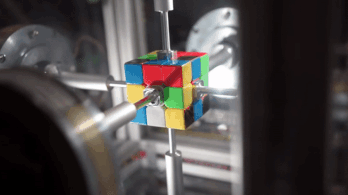 Új rekord: egy robot 0,38 másodperc alatt kirakta a Rubik-kockát