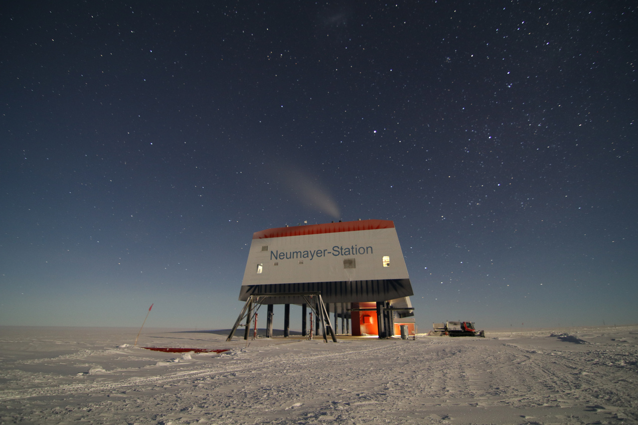 A német Neumayer III. antarktiszi kutatóbázis a Déli-sarktól mintegy 2000 kilométerre, a kontinens partján, az Ekström selfjégen, körülbelül a 70. szélességi körön található. 