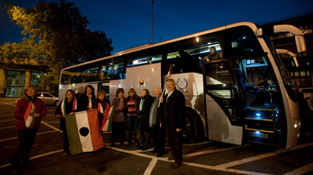 Ingyen buszoztatják a Fidesz-szavazóit a Békemenetre