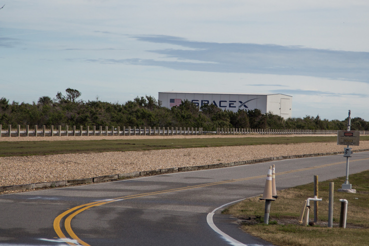 Hurrá, valamit látunk a SpaceX-ből is. Az ott a hangárjuk, ahhoz közel lesz valahol a 39A kilövőállomás, ahonnan a Falcon Heavy-t lőtték később