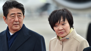 A japán kormányfőt is elérte a telekvásárlási botrányként induló ügy