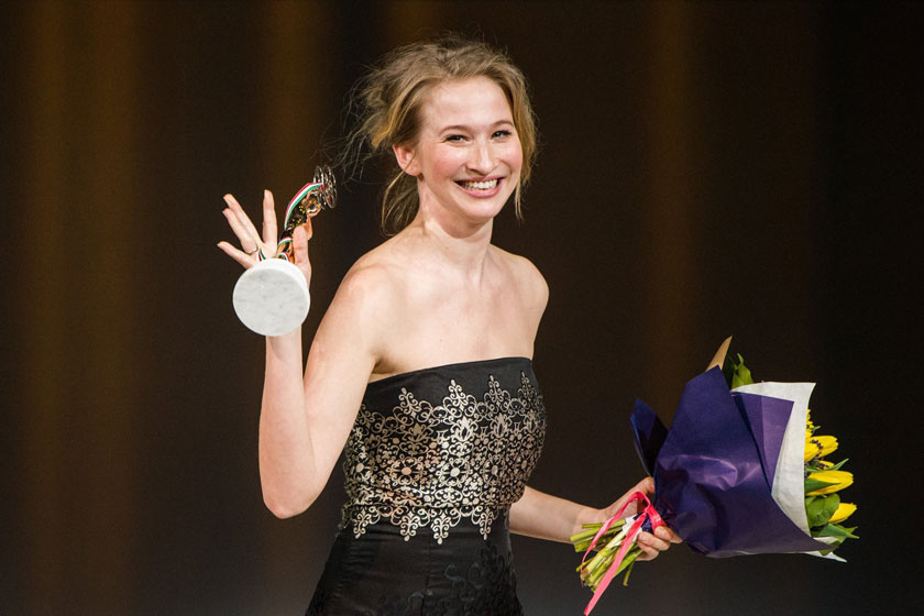 Tenki Réka álomszép estélyiben vette át díját - A magyar Oscaron tarolt a Testről és lélekről