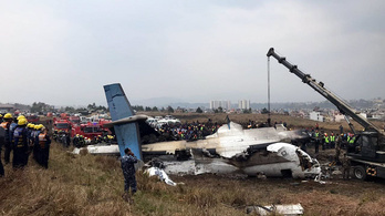 Lezuhant landoláskor egy gép a katmandui reptéren: 50 halott