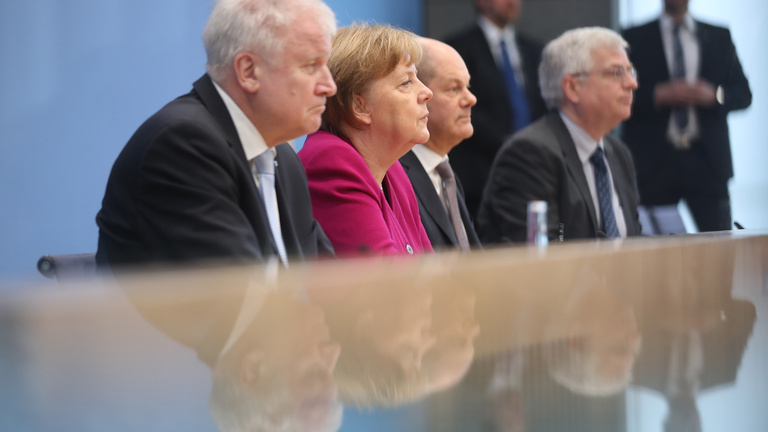 Borítékolt konfliktusokkal kezd Merkel negyedik kormánya