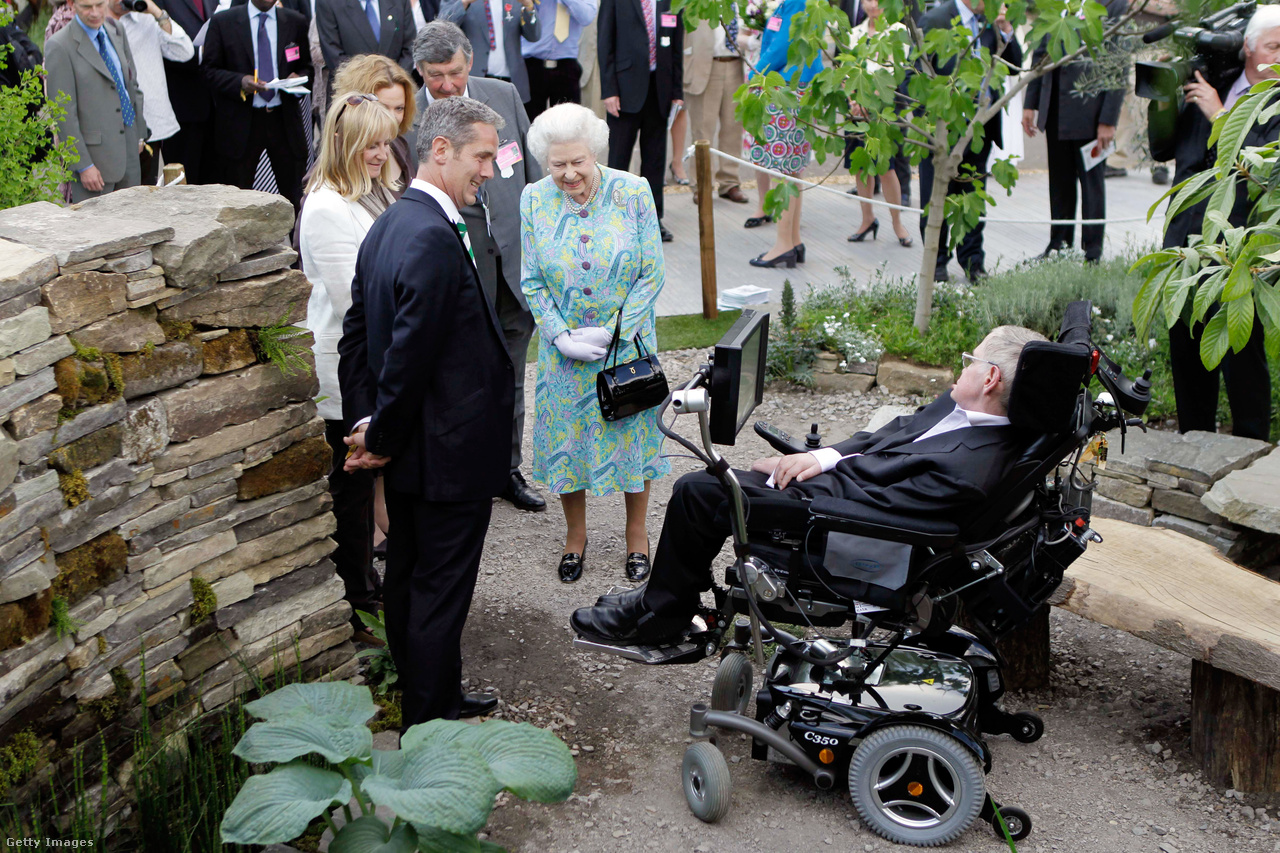 II. Erzsébet királynővel találkozik a brit fizikus 2010-ben.
                        