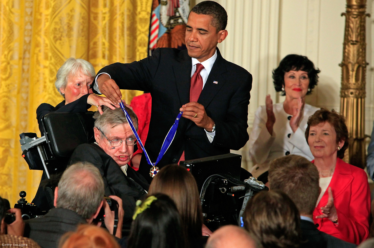 Barack Obama elnök Szabadság-érdemrenddel tünteti ki Stephen Hawkingot.
                        
                        A brit tudós úgy gondolta, hogy a fekete lyukak elnyelnek minden információt, a sugárzás pedig nem a fekete lyukak belsejéből, hanem mindössze azok eseményhorizontjából származik. Ezzel azonban szembement a kvantummechanika törvényeivel, John Preskill fizikus pedig élesen bírálta ezért. A két tudós ezért nyilvános fogadást kötött arról, hogy a fekete lyukak sugárzása képes-e információkat közölni a rendszerről, vagy sem.