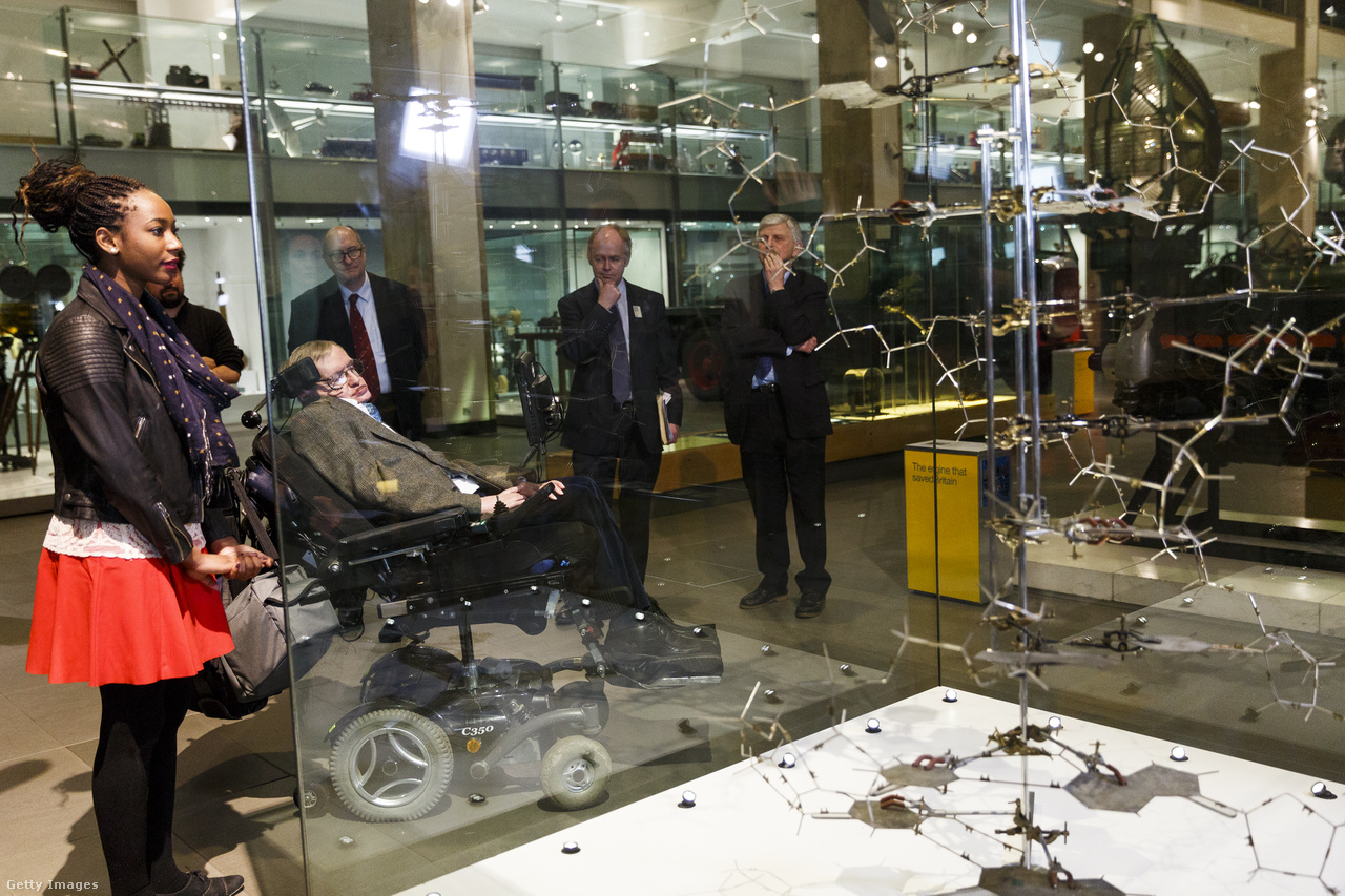 Hawking a világ legnagyobb tudományos múzeumában, a londoni Science Museumban.
                        
                        Bár vitathatatlanul zseniális elme volt, az elméletei gyakran bizonyíthatatlanok (vagy egyenesen tévesek) voltak, és sokkal inkább tűntek tudományos fantasztikumnak, mint valós problémák megoldásainak.  