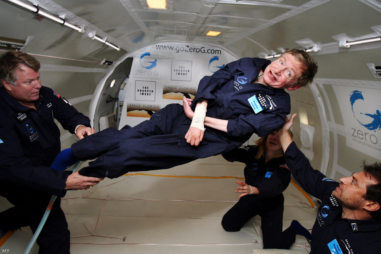 A 65 éves Stephen Hawking kipróbálja a zéró gravitációt. 
                        
                        Tudományos elismertséget és világhírt egy 1974-es tanulmány hozott neki, amikor is feltételezte, hogy a fekete lyukak is energiát sugároznak ki. A megfigyelések által eddig még nem igazolt jelenséget Hawking-sugárzásnak nevezték el.