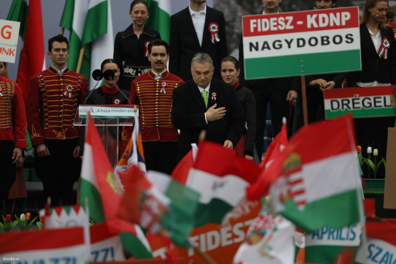 Orbán Viktor még magasabbra emelte a választás tétjét: szerinte nem az újabb kormányalakítás a kérdés, hanem az ország megmaradása. Homályos utalást tett arra is, hogy a választás után elégtételt vesznek valakin.  