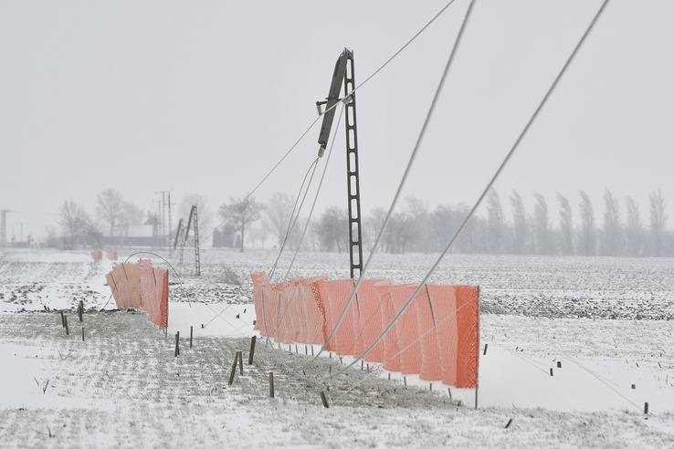 A hóviharral járó erős szél miatt kettétört villanypóznák a 33-as főút mellett Debrecen határában.
                        