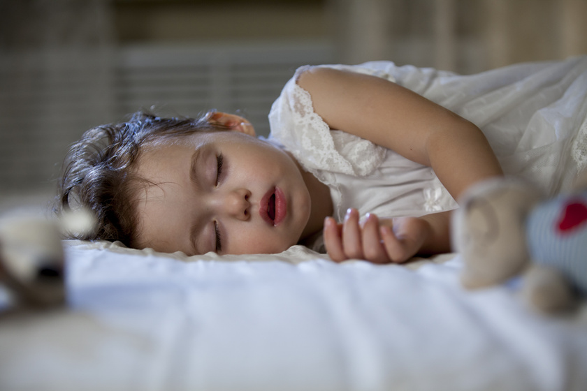 3 rendellenesség, amire alvás közben figyelhetsz fel: tünetek a gyereknél