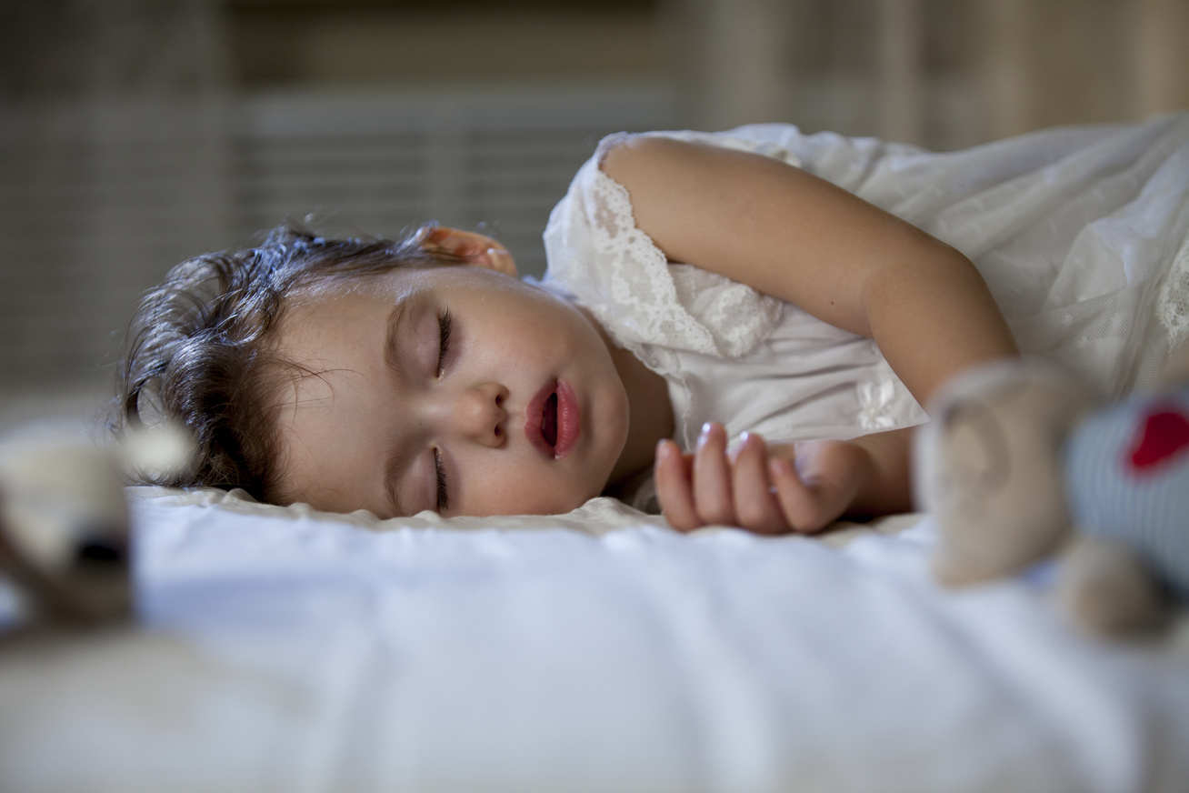 merevedés gyermekeknél alvás közben