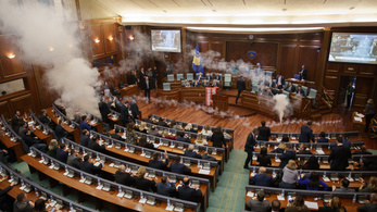 Könnygáztámadás a koszovói parlamentben