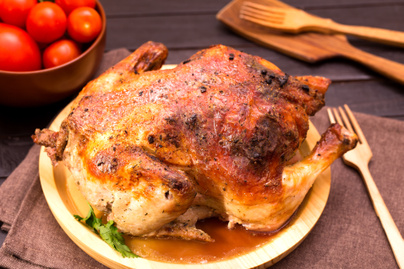 Egészben sült, fűszervajas csirke: kívül ropogós, belül omlós