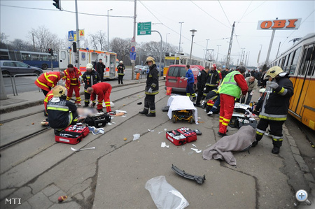 Ketten meghaltak, négyen súlyosan megsérültek hétfőn a főváros IX. kerületében, amikor egy furgon a buszmegállóban várakozók közé hajtott
