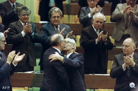 Elvtársi csók - Mihail Gorbacsov és Erich Honecker 1986. április 17-én, Kelet-Berlinben, a keletnémet kommunista párt kongresszusán. 