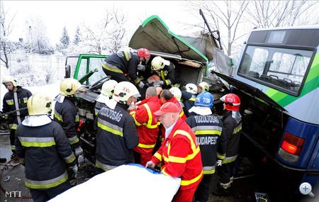 A kamionsofőrt tűzoltók és mentősök szabadították i ki az összeroncsolódott járművéből.
