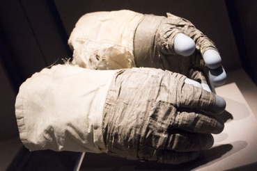 Buzz Aldrin kesztyűje. A második Holdra lépő ember ezt használta az Apollo 11-es holdsétájának gyarkolásához