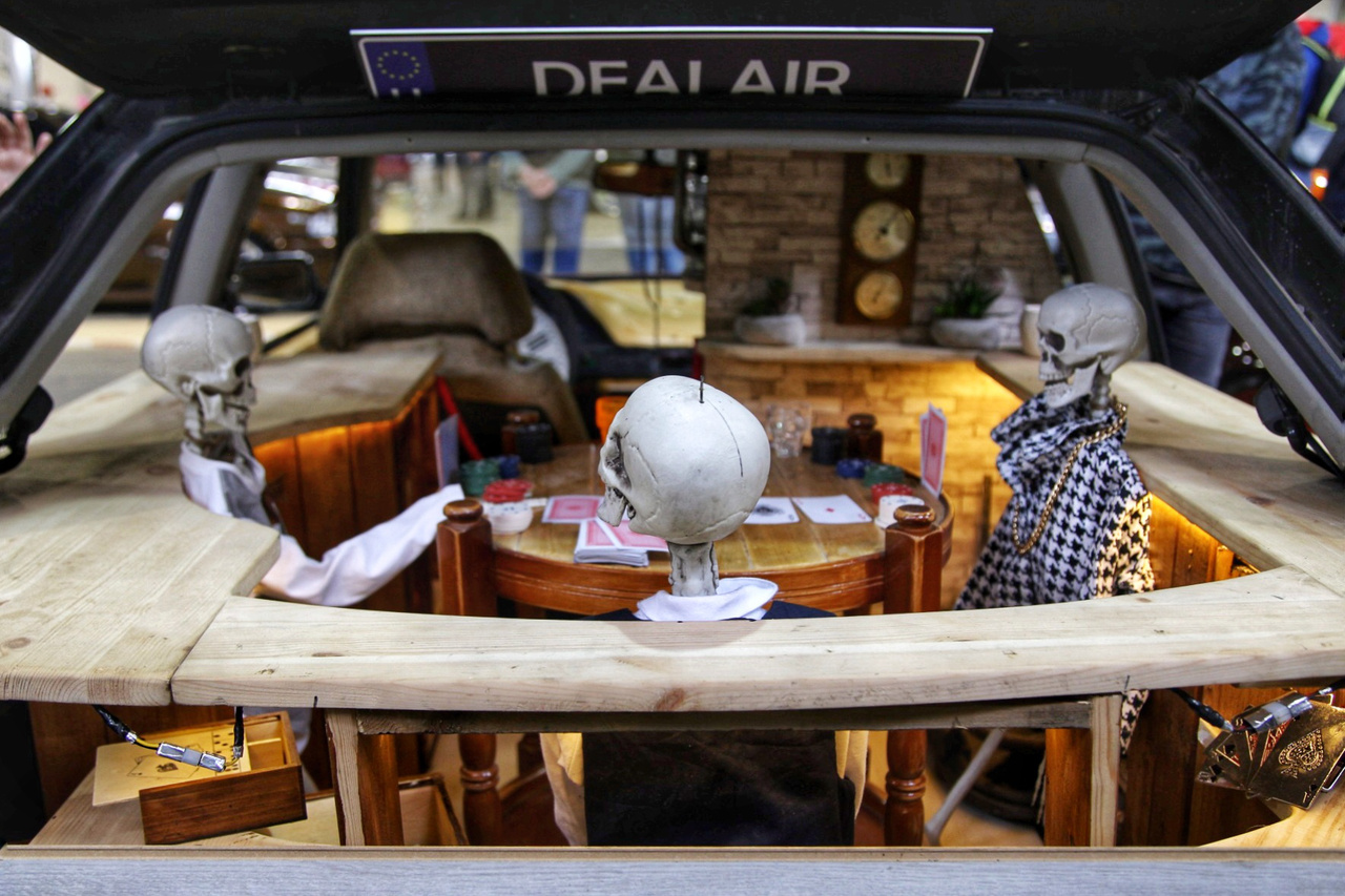 Hülye szójáték nr 1. A Dealair Garage csapat egyik ötletes, igényes és vicces installációja. Pókerszoba, fa és téglaburkolat a beltérben