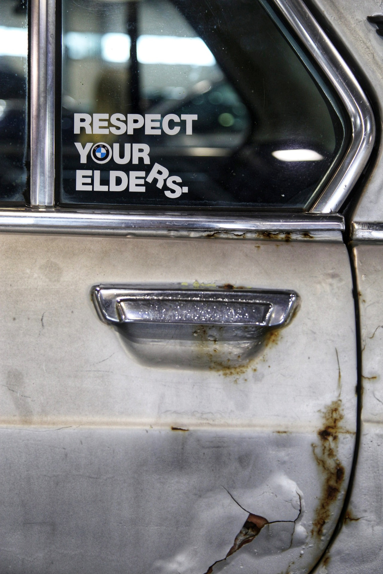 Ezen az öreg BMW-n pont minden látszik, csak a tisztelet nem, bár a patkány stílushoz mesésen passzol, humornak sincs híján