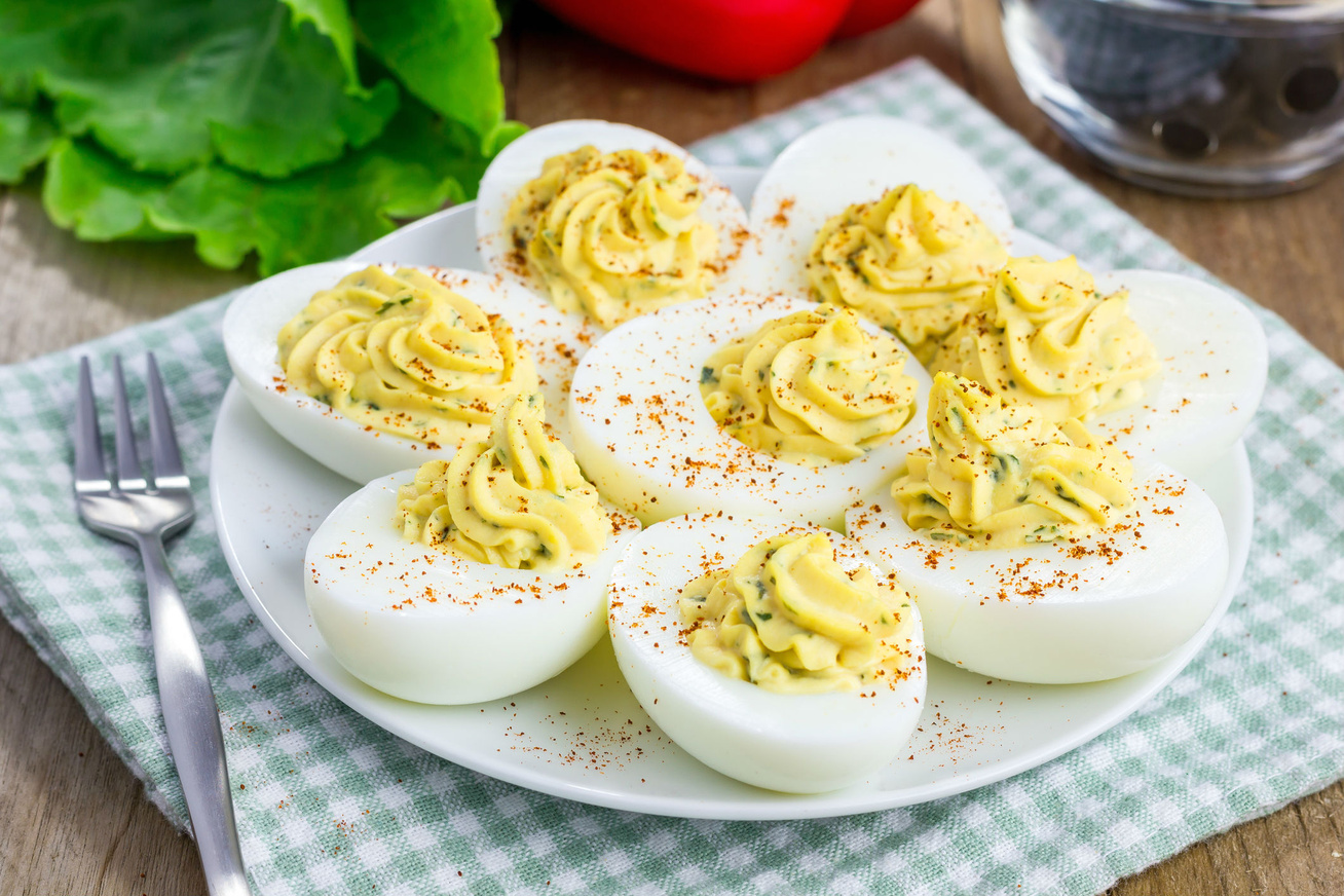 Krémes, sajtos töltött tojás: egyszerű, szuper ötlet az ünnepi asztalra