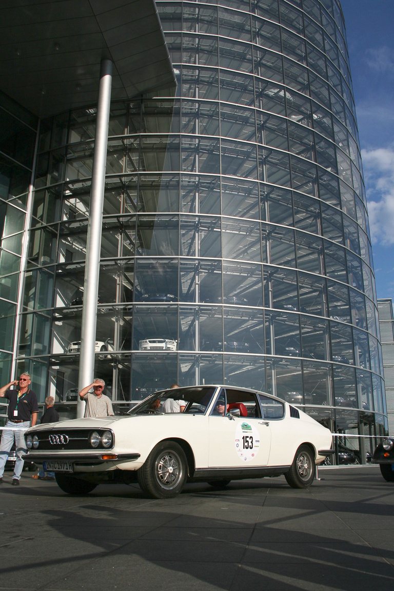 A VW-csoport üveggyára, ahol a Phaeton készült, a tervekhez képest félgőzzel. Igaz, a szabad kapacitást Bentley-k gyártásával töltötték ki, de azokat elrejtették a felső szinteken, hogy ne legyenek feltűnőek, ne sérüljön a brit mítosz.