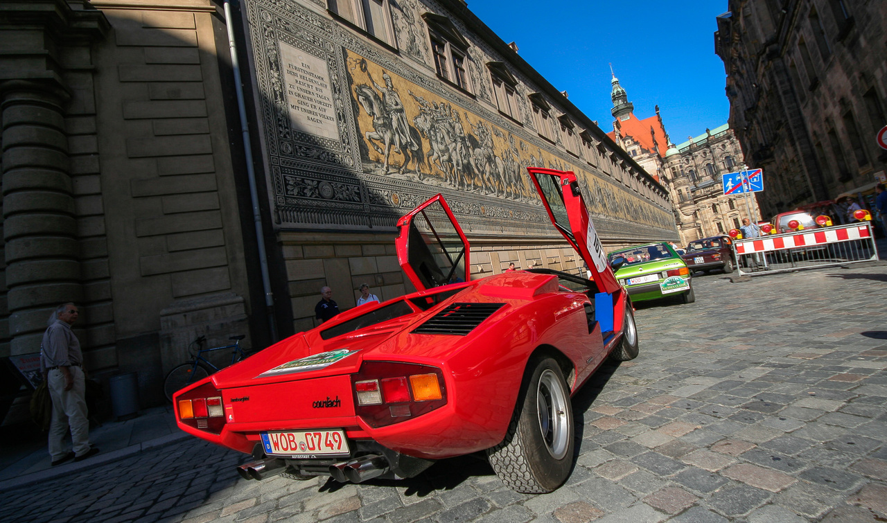 Bernd Ostmann, az Auto Motor und Sport akkori főszerkesztője nem tudodd feltűnés nélkül közlekedni, de pláne parkolni. Kábé olyan benzi-olaj keveréken élt a Lambo, mint egy kétütemű Trabi.