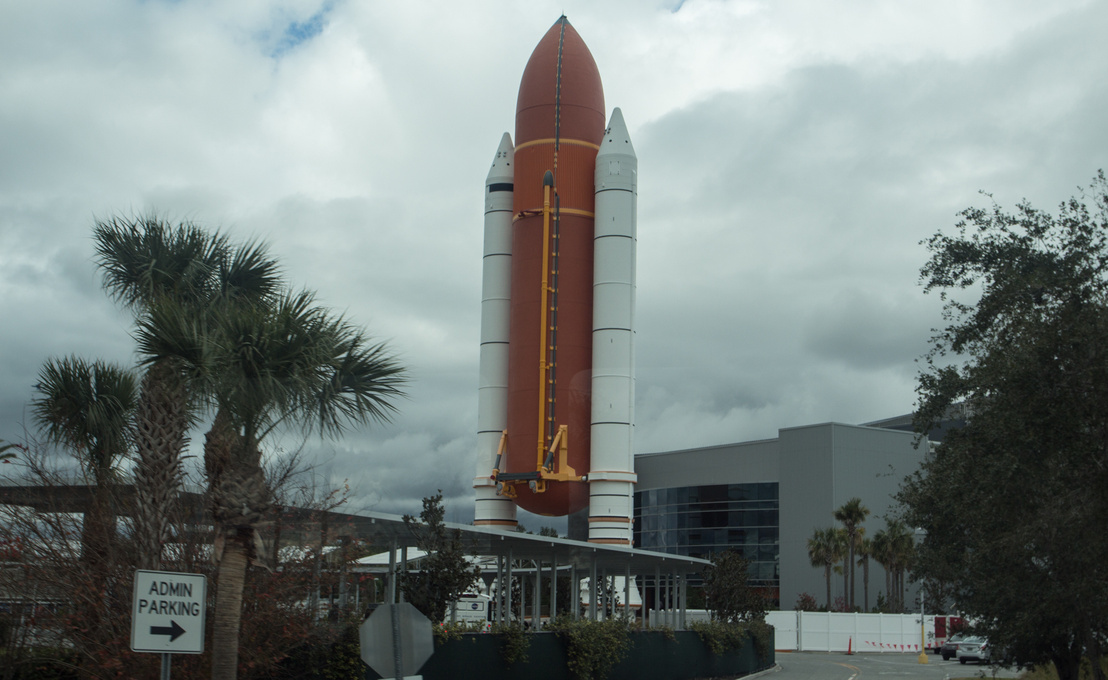 Ez itt már az Atlantis űrsikló épülete. A bejárat előtt az a monstrum lenne az STS (Space Transportation System – Űrszállítási rendszer). Az ott középen az üzemanyagtartály, két oldalán a két gyorsítórakéta. Ilyen felépítésű rakétákkal vitték az űrsiklókat az űrbe 
